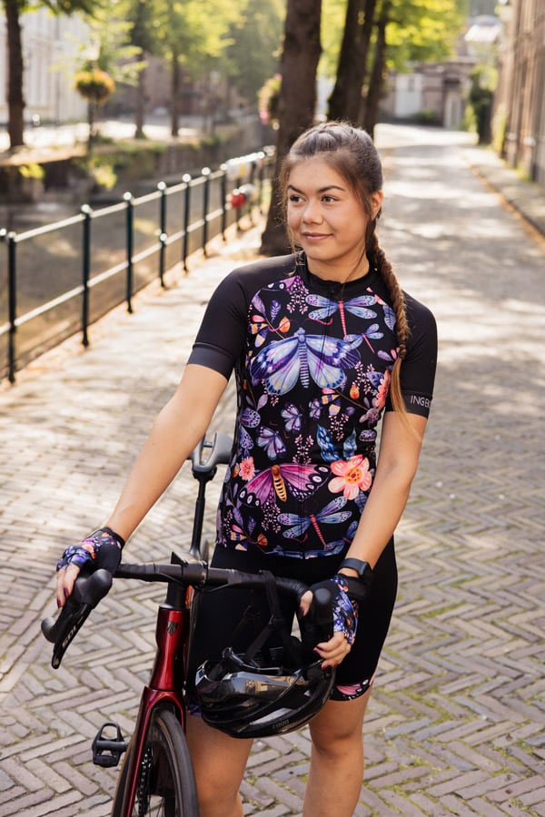 zwart-dames-fietsshirt-met-blauw-roze-vlinderprint